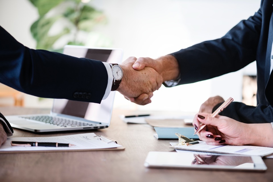 Professionals in gesprek over werk en samenwerking